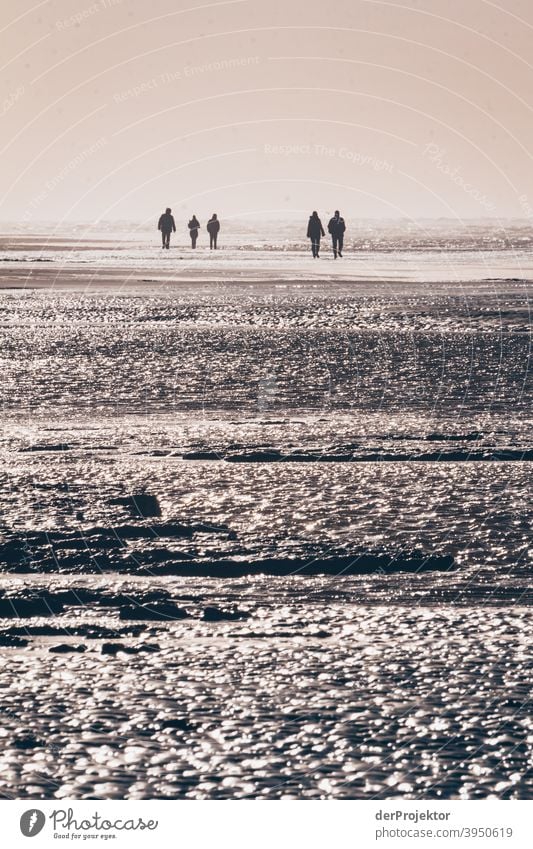 Mittags in San Peter-Ording am Strand mit Menschenschatten XII Weitwinkel Panorama (Aussicht) Totale Froschperspektive Starke Tiefenschärfe Sonnenaufgang