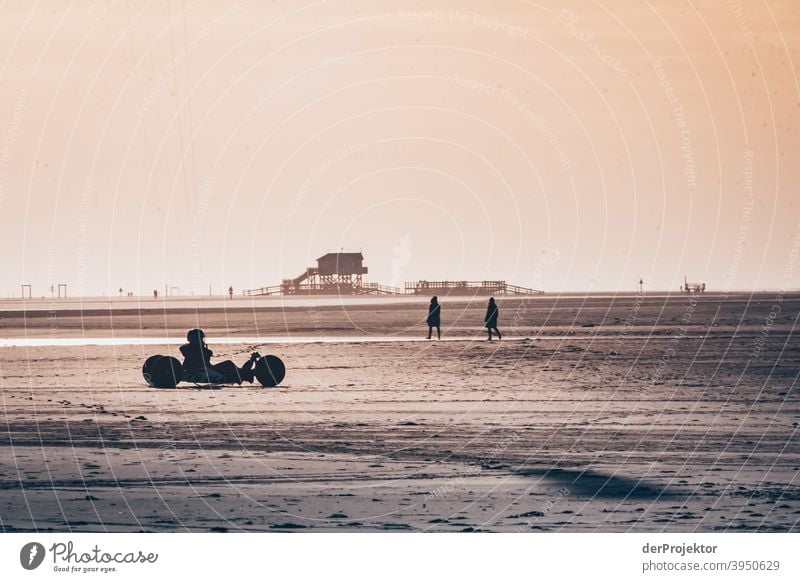 Mittags in San Peter-Ording am Strand mit Schatten von Menschen und Strandsegler VIII Weitwinkel Panorama (Aussicht) Totale Froschperspektive