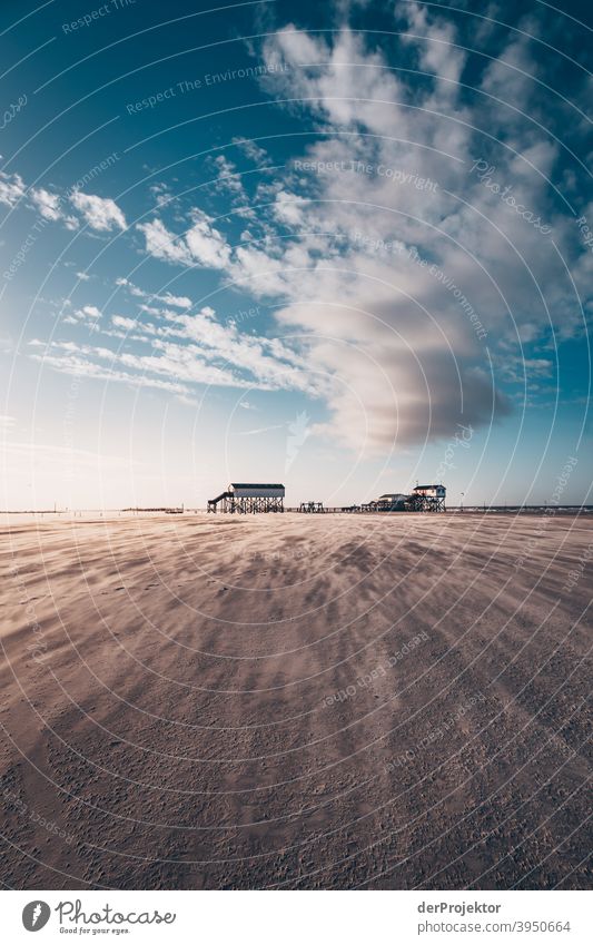 Mittags in San Peter-Ording am Strand mit Giftbuden IX Weitwinkel Panorama (Aussicht) Totale Froschperspektive Starke Tiefenschärfe Sonnenaufgang Sonnenlicht