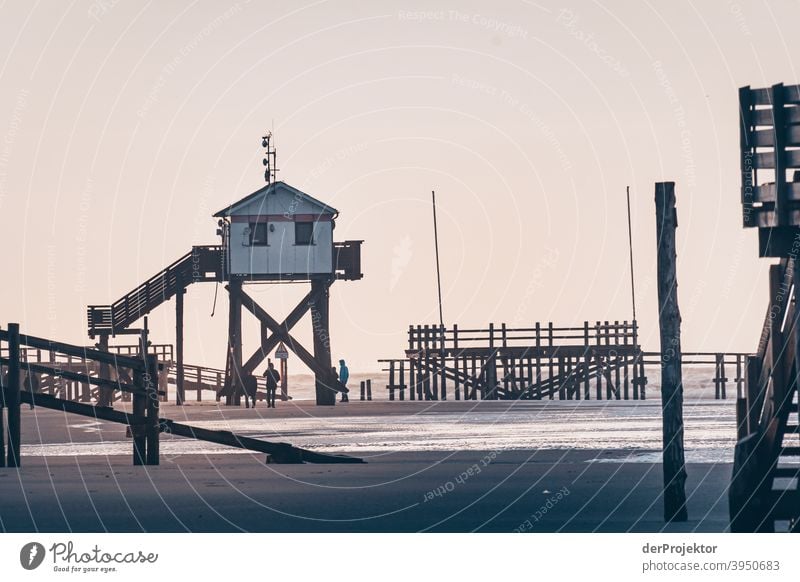 Mittags in San Peter-Ording am Strand mit Giftbuden X Weitwinkel Panorama (Aussicht) Totale Froschperspektive Starke Tiefenschärfe Sonnenaufgang Sonnenlicht