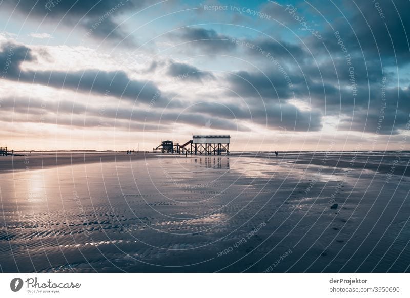 Mittags in San Peter-Ording am Strand mit Giftbude IV Weitwinkel Panorama (Aussicht) Totale Froschperspektive Starke Tiefenschärfe Sonnenaufgang Sonnenlicht