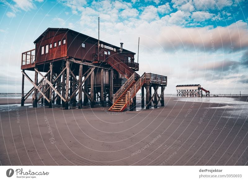 Mittags in San Peter-Ording am Strand mit Giftbude III Weitwinkel Panorama (Aussicht) Totale Froschperspektive Starke Tiefenschärfe Sonnenaufgang Sonnenlicht