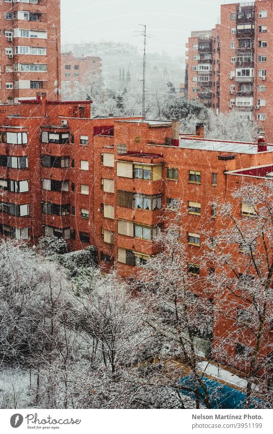 Schöner Blick auf eine Nachbarschaft mit Nebel und Schnee. Szene bedeckt Winter Unwetter Bürgersteig verschneite Greenwich Leben Sandstein Gebäude Straße