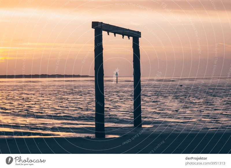 Morgens in San Peter-Ording am Strand mit Spielplatz VII Weitwinkel Panorama (Aussicht) Totale Froschperspektive Starke Tiefenschärfe Sonnenaufgang Sonnenlicht