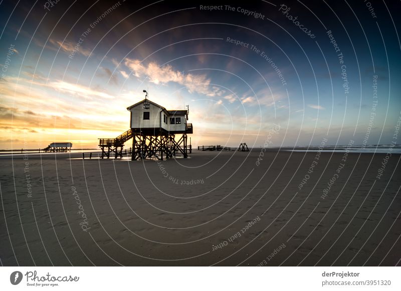 Morgens in San Peter-Ording am Strand mit Pfahlbau X Weitwinkel Panorama (Aussicht) Totale Froschperspektive Starke Tiefenschärfe Sonnenaufgang Sonnenlicht