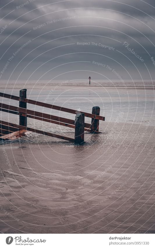 Ebbe am Strand von Sankt Peter-Ording an einem grauen Tag Panorama (Aussicht) Totale Zentralperspektive Starke Tiefenschärfe Sonnenuntergang Sonnenstrahlen