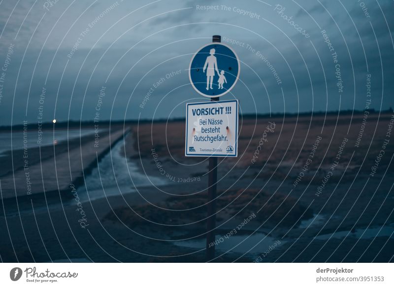 Schild mit Aufschrift: "Vorsicht" in Sankt Peter-Ording Panorama (Aussicht) Totale Zentralperspektive Starke Tiefenschärfe Sonnenuntergang Sonnenstrahlen