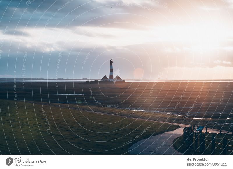 Sonnenuntergang am Leuchtturm Westerheversand auf der Halbinsel Eiderstedt IV Weitwinkel Panorama (Aussicht) Totale Froschperspektive Starke Tiefenschärfe