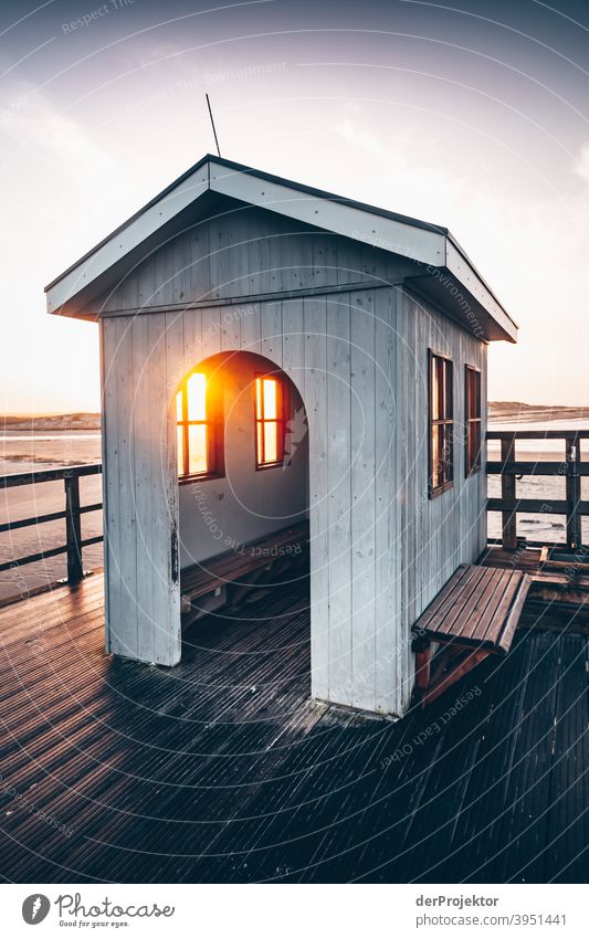 Morgens in San Peter-Ording am Strand mit Holzhäuschen XI Weitwinkel Panorama (Aussicht) Totale Froschperspektive Starke Tiefenschärfe Sonnenaufgang Sonnenlicht