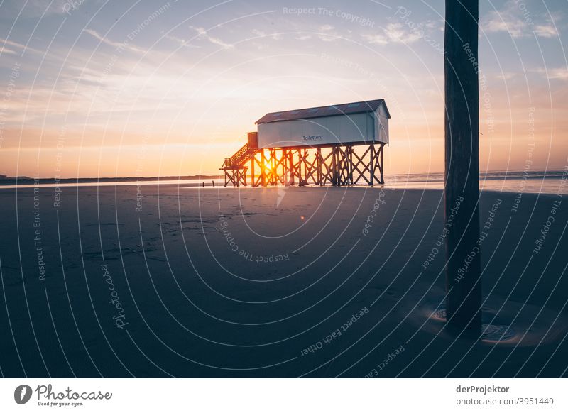 Morgens in San Peter-Ording am Strand mit Pfahlbau VIII Weitwinkel Panorama (Aussicht) Totale Froschperspektive Starke Tiefenschärfe Sonnenaufgang Sonnenlicht