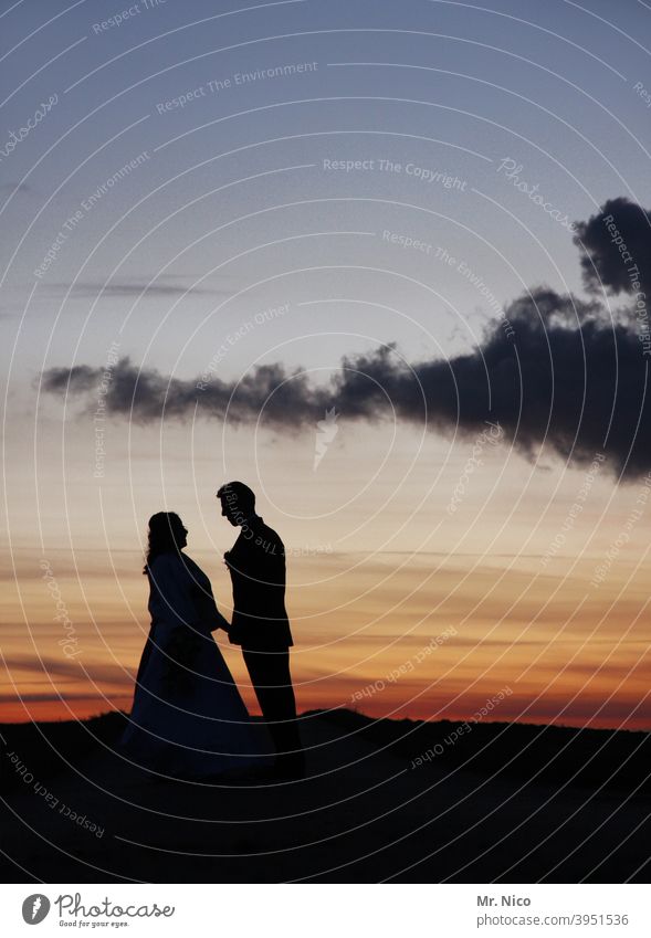 himmlisches vergnügen Paar 2 Natur Umwelt Hochzeit Zusammensein Romantik Verliebtheit Hand in Hand Glück Liebe Kleid Wolken Himmel Ehepaar Hochzeitspaar