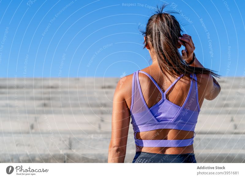 Fit Frau in Sportkleidung stehen in der Nähe von Treppen während des Trainings Sportlerin passen schlank Sommer Großstadt Bestimmen Sie Athlet Sportbekleidung