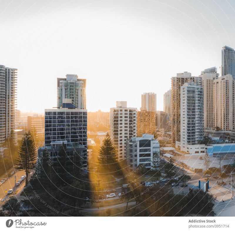 Zeitgenössische Wohngebäude und Wolkenkratzer in der Stadt bei Sonnenuntergang Gebäude Großstadt Straße Revier Architektur urban mehrstöckig Megapolis Stadtbild