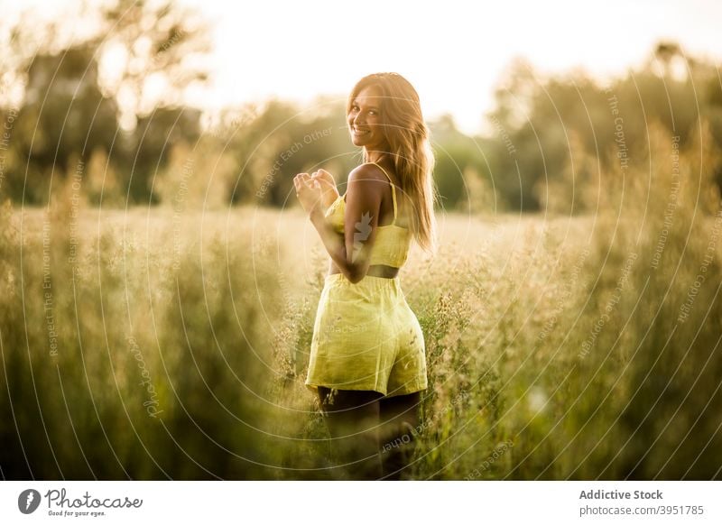 Frau, die im Sommer im Feld spazieren geht ruhig sorgenfrei berühren Gras Park Wiese salburua Vitoria Gasteiz Spanien Natur Wochenende Windstille Harmonie