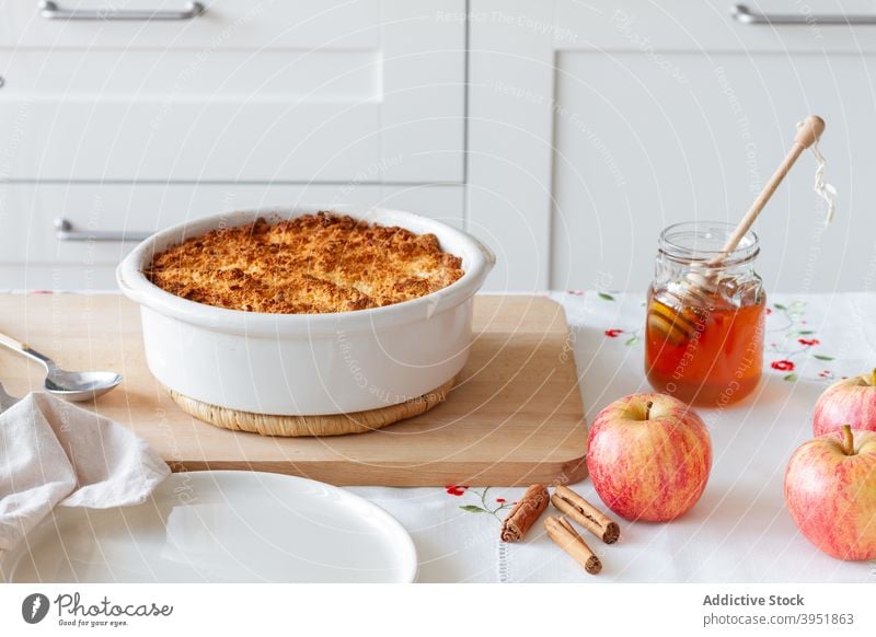 Frische Zutaten und Apfel-Crumble auf dem Tisch bröckeln Bestandteil Küche heimwärts Dessert Liebling Zimt Lebensmittel geschmackvoll lecker selbstgemacht