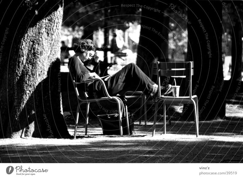 Lesen im Parc du Luxembourg Paris Park lesen Frau Frankreich Sonne Schatten