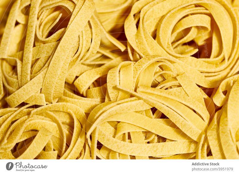 Ungekochte italienische Nudeln Fettuccin Spätzle Tagliatelle Nest Italienisch Küche roh ungekocht Tradition lecker Mahlzeit Lebensmittel Zusammensetzung