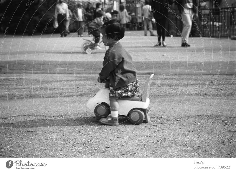 Kind im Parc du Luxembourg Park Mädchen Spielzeug Erwartung Spielen warten