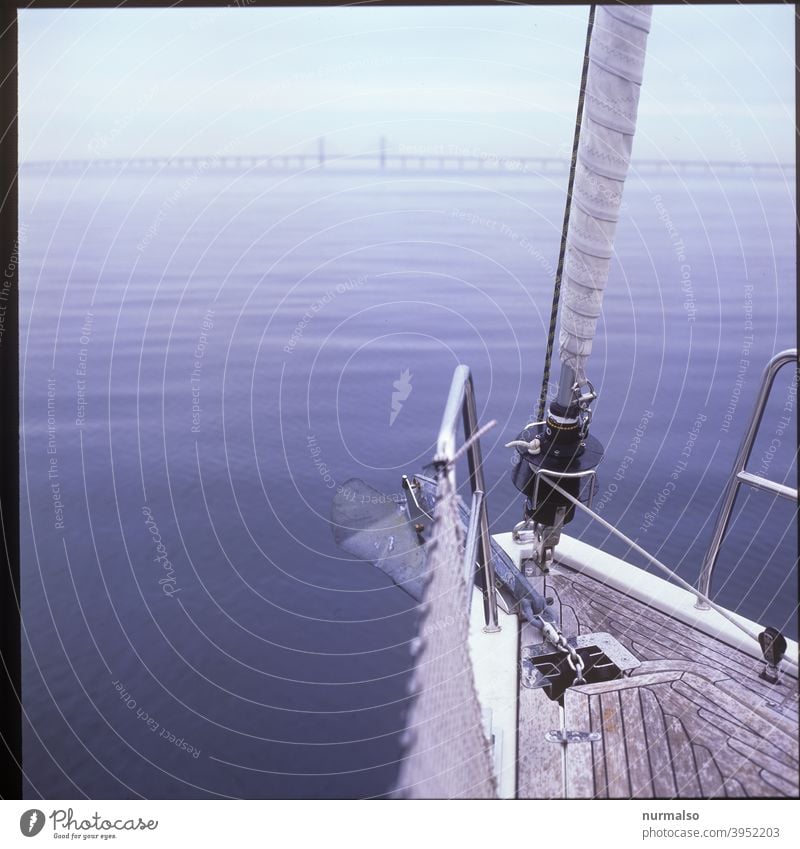 Im Fehmarnbelt Fehmarnbelt-Brücke Ostsee meerenge Salzwasser Meer taumelnd Anker Schiffsdeck rollfock Segel Segelboot Jacht kette ankerkette Wanze törn