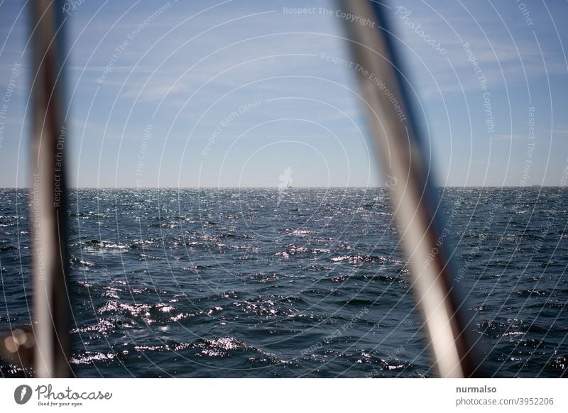 Blick hinaus Meer Ostsee segeln.horizont weite freiheit seefehrt urlaum törn seezaun reeling plncken sport regatta segelboot sommer wärme nackt sex wellen