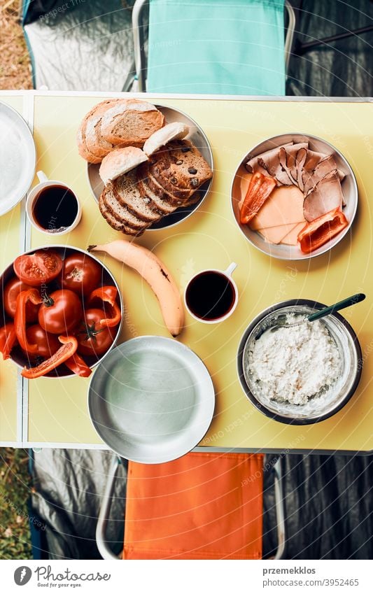 Frühstück in den Sommerferien auf dem Campingplatz zubereitet authentisch wirklich Banane gekochtes Fleisch langsames Leben Tischdecken im Freien