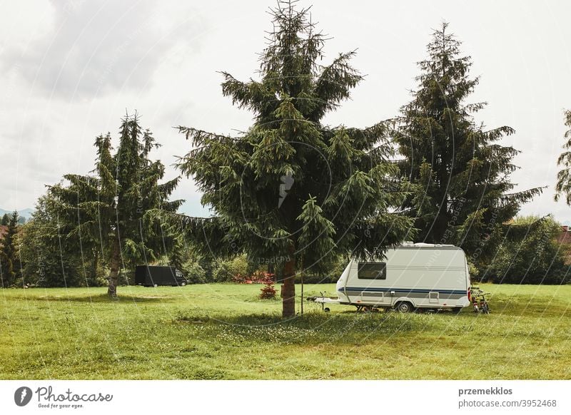 Wohnwagen links unter den Kiefern auf dem Campingplatz erkundend Erholung Haus Ausflug PKW Kleintransporter Verkehr Gras Boden Feld entspannend Gerät Van Leben