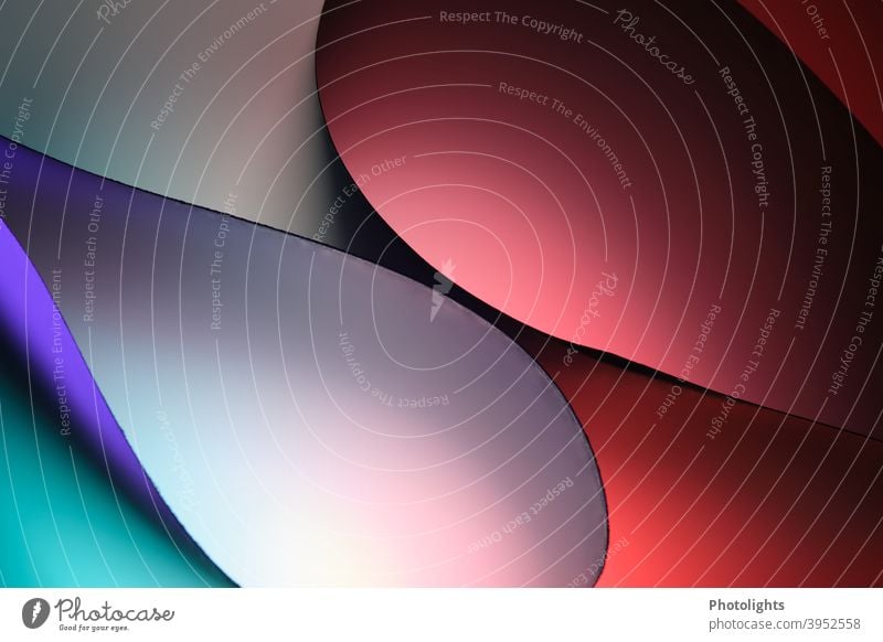 Geschwungene Formen in verschiedenen Farben geschwungen rot blau violett Papier rund Hintergrund Farbfoto Studioaufnahme Nahaufnahme mehrfarbig Muster