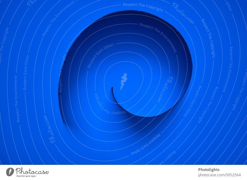 Geschwungene Linie auf blauem Hintergrund Form geschwungen Papier Farbfoto Studioaufnahme Nahaufnahme Muster Strukturen & Formen abstrakt Farbe graphisch