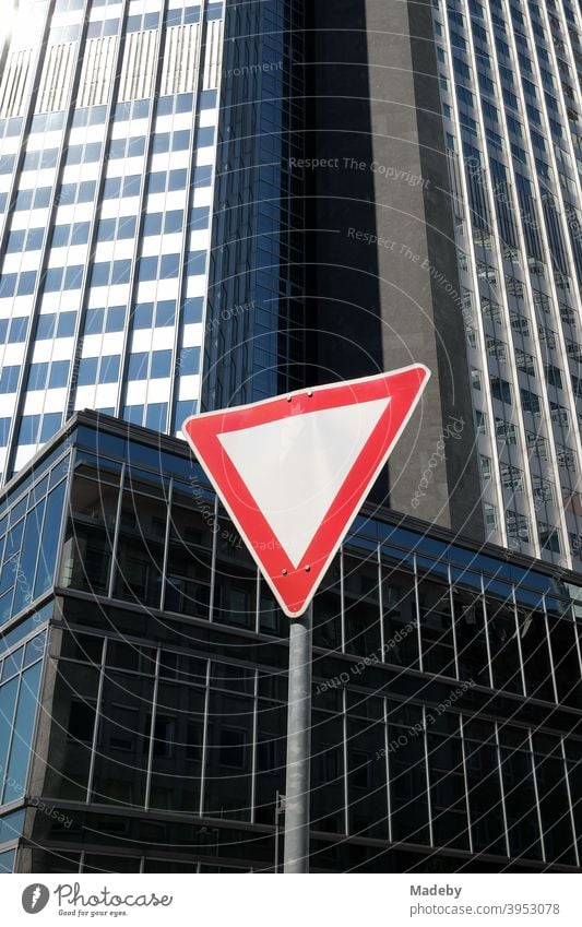 Dreieckiges Verkehrszeichen Vorfahrt gewähren in der Neuen Mainzer Straße vor dem Eurotower im Sommer bei Sonnenschein in Frankfurt am Main in Hessen