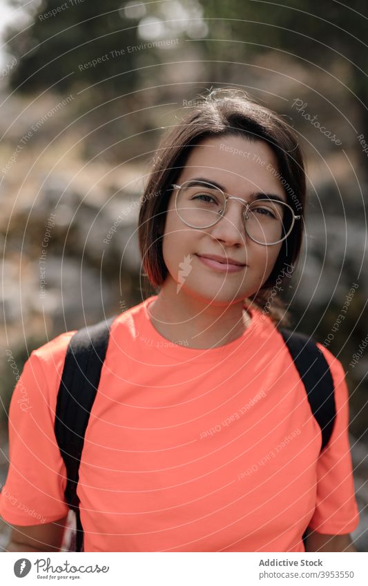 Aktive Frau erkundet Berglandschaft Reisender Berge u. Gebirge Wanderung Natur erkunden felsig Gipfel Straße Wald reisen Spanien Grazalema Wanderer Abenteuer