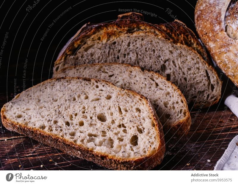 Scheiben von frischem Brot auf Holztisch gebacken selbstgemacht süß Spielfigur Tisch Küche Lebensmittel lecker kulinarisch Ernährung geschmackvoll Mahlzeit