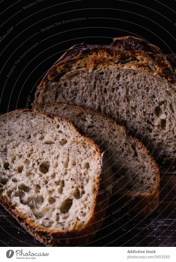 Scheiben von frischem Brot auf Holztisch gebacken selbstgemacht süß Spielfigur Tisch Küche Lebensmittel lecker kulinarisch Ernährung geschmackvoll Mahlzeit