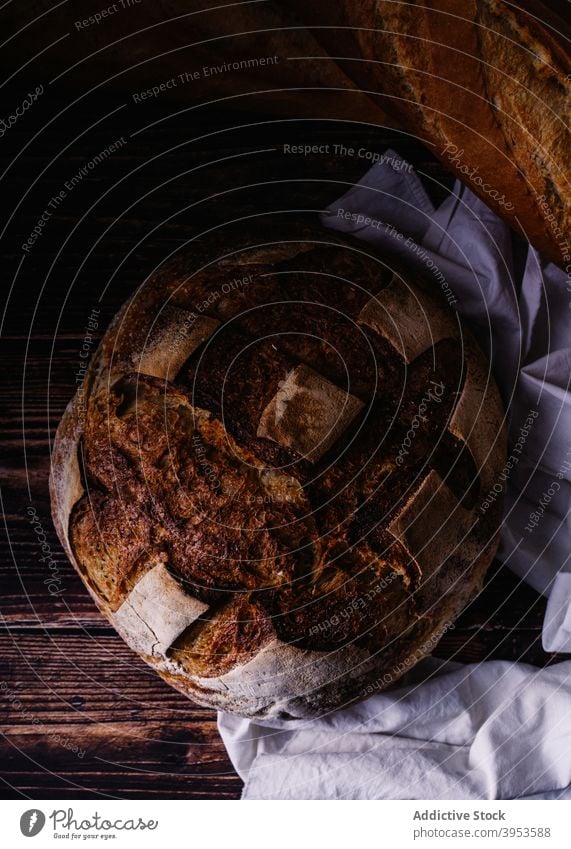 Frisch gebackenes Brot auf dem Tisch Kruste Bäckerei frisch Lebensmittel Tradition Brotlaib Küche kulinarisch rustikal hölzern Serviette Feinschmecker Gebäck