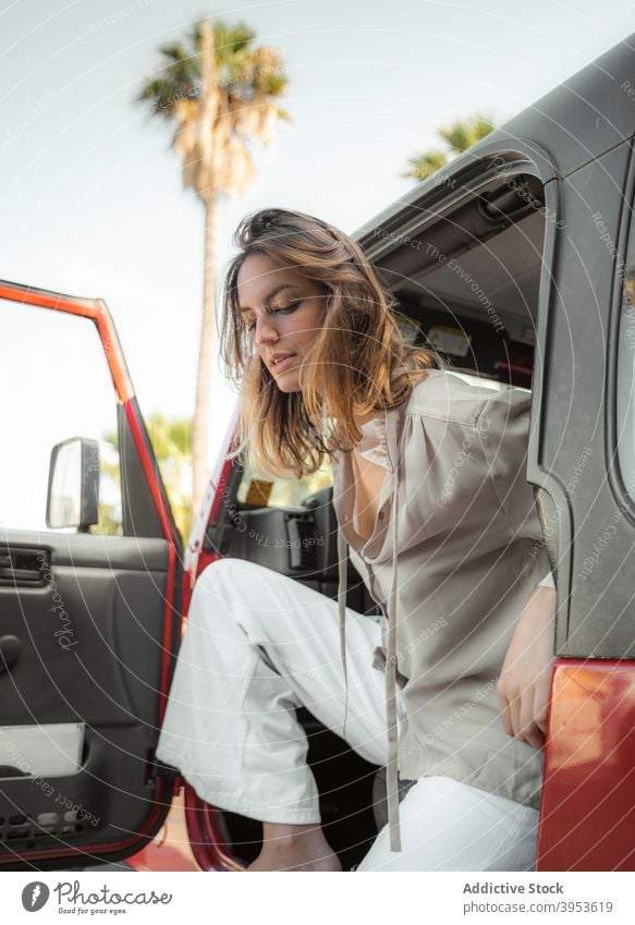 Ruhige Frau in stilvoller Kleidung sitzt im Auto Fahrer Stil PKW Reichtum trendy Windstille Bestimmen Sie Outfit Fahrzeug sich[Akk] entspannen sitzen modern