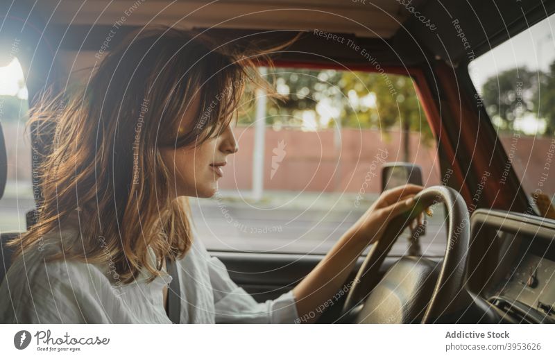 Fahrerin im Auto sitzend Frau PKW charmant Automobil Windstille Sitz Verkehr jung Fahrzeug sich[Akk] entspannen Stil ruhen Sommer Zeitgenosse selbstbewusst