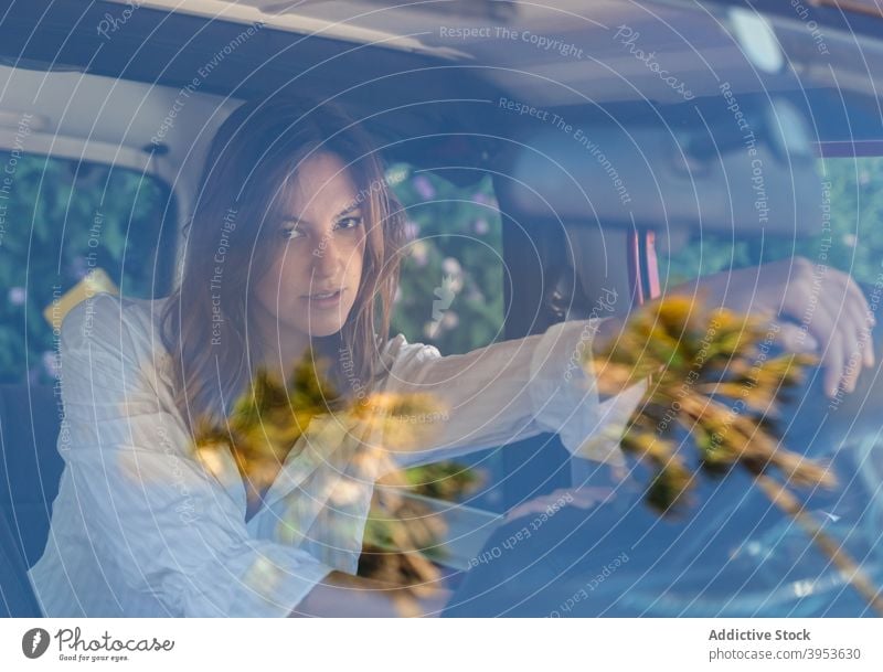 Fahrerin im Auto sitzend Frau PKW charmant Automobil Windstille Sitz Verkehr Windschutzscheibe jung Fahrzeug sich[Akk] entspannen Stil ruhen Sommer Zeitgenosse