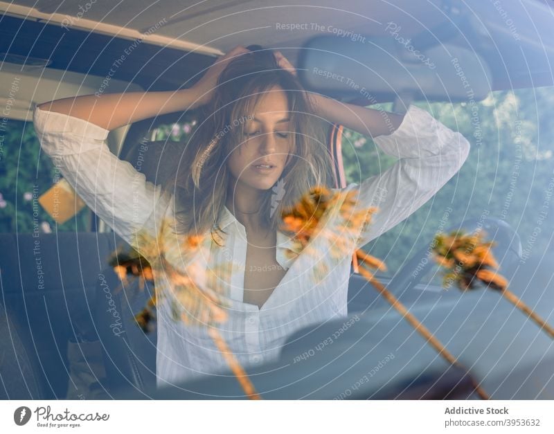 Fahrerin im Auto sitzend Frau PKW charmant Automobil Windstille Sitz Verkehr Windschutzscheibe jung Fahrzeug sich[Akk] entspannen Stil ruhen Haare berühren