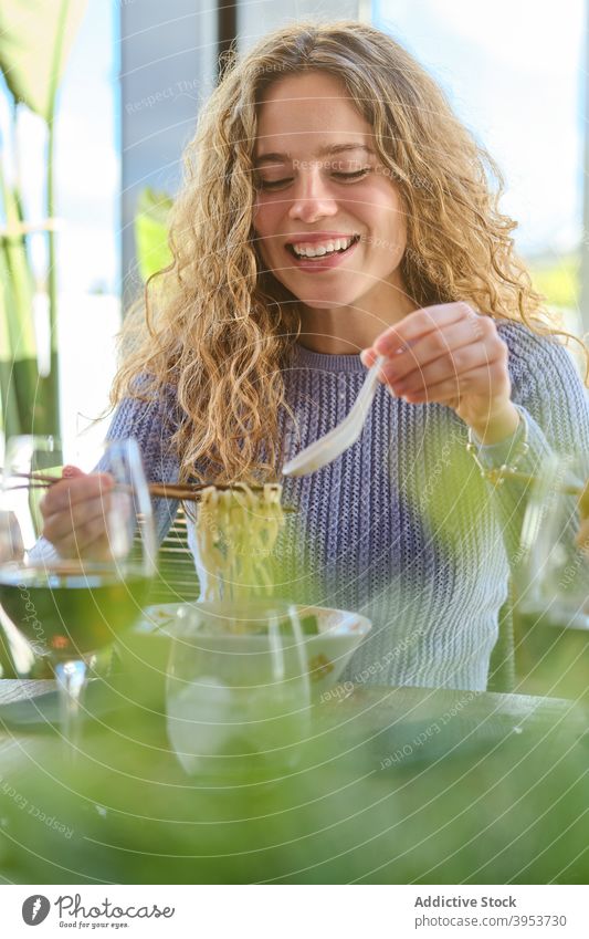 Lächelnde Frau mit Schüssel mit Ramen essen Asiatische Küche Schalen & Schüsseln lecker Mahlzeit geschmackvoll genießen Speise Tradition jung blond Glück heiter