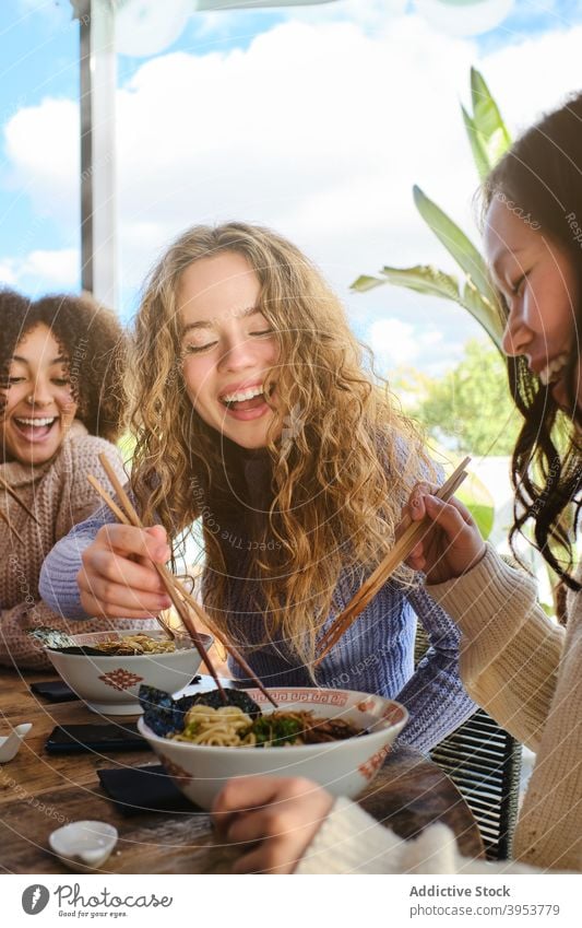 Glückliche Freundinnen genießen orientalisches Abendessen zusammen Frauen Zusammensein Ramen Spaß haben Orientalisch heiter Menschengruppe Asiatische Küche jung