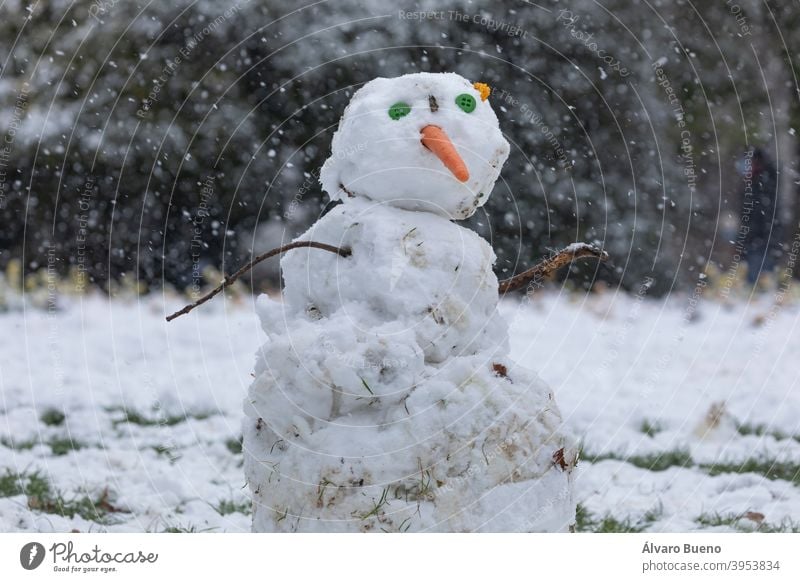 Schneemänner, gebastelt von einigen Kindern, im Buen Retiro Park in Madrid, mitten an einem verschneiten Tag, aufgrund einer Welle von polarer Kälte. Großstadt