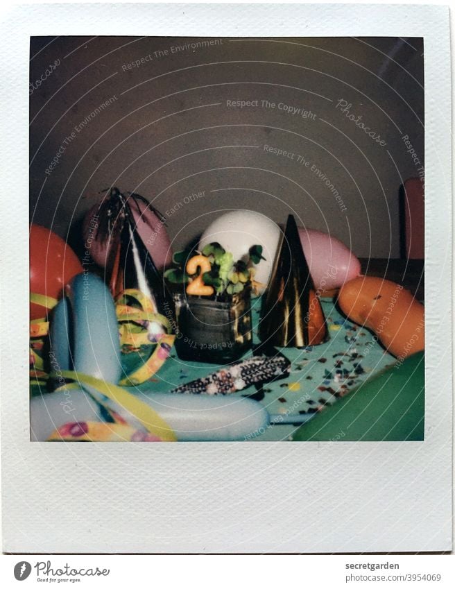 Die 21 strotzt nur vor Fröhlichkeit. Geburtstag ballons Silvester u. Neujahr Konfetti Farbenspiel Polaroid Feste & Feiern Party Karneval mehrfarbig