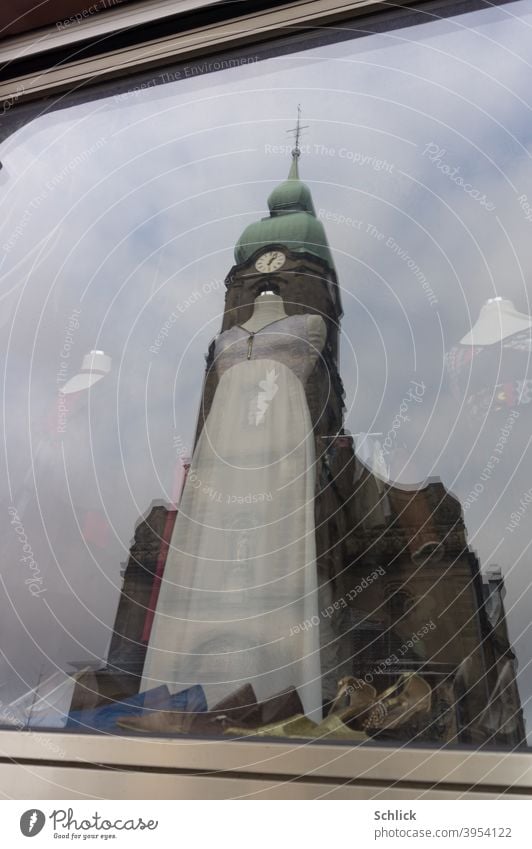 Kirche notre Dame de la chapelle in Freyming Merlebach Lothringen spiegelt sich in einem Schaufenster mit kopfloser Schaufensterpuppe Spiegelung Überlagerung