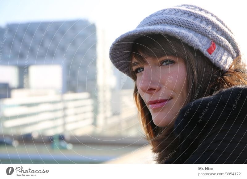 Schöne Aussicht Accessoire Frau Porträt feminin Mütze Bekleidung Lifestyle natürlich Wollmütze kalt Ausstrahlung langhaarig Gesicht Wetter Blick Neugier