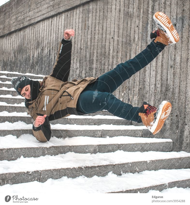 Mann rutscht auf Eis aus und fällt die Treppe hinunter Rutschgefahr Ausrutschen und Sturz Ausrutschen auf Eis rutschig ausrutschen herunterfallend