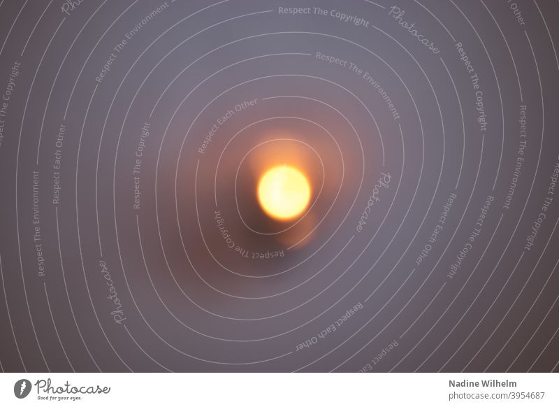 Unscharfer Lichtpunkt Schnee unscharf Unschärfe Farbfoto Winter kalt blau verschwommen Außenaufnahme Natur Lichterscheinung leuchten Menschenleer orange