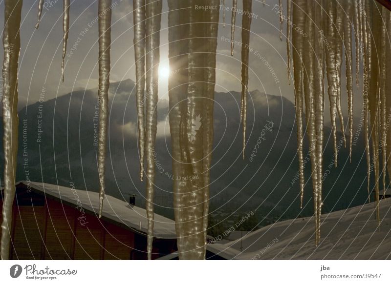 Eiszapfensonne Scheune Sonnenuntergang Berge u. Gebirge Fenstersicht