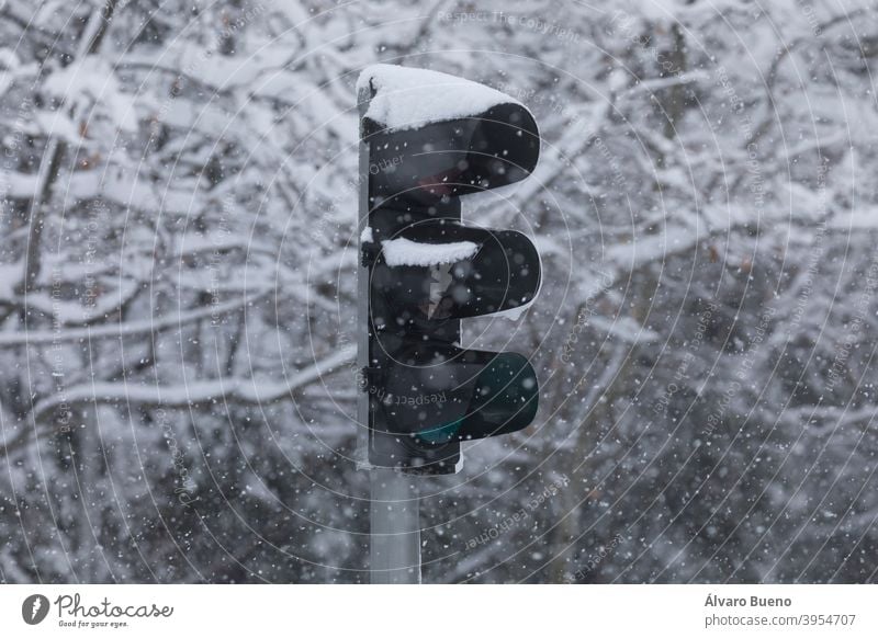 Eine Ampel, komplett mit Schnee bedeckt, an einem verschneiten Tag, aufgrund der polaren Kaltfront Filomena. Madrid Großstadt Kapital Spanien Unwetter