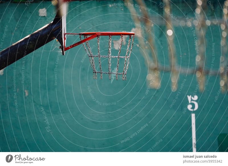 Straße Basketballkorb Sportgeräte Reifen Korb Straßenkorb spielen Spielen Gerät Konkurrenz Gericht Feld Park Spielplatz im Freien Bilbao Spanien Außenaufnahme