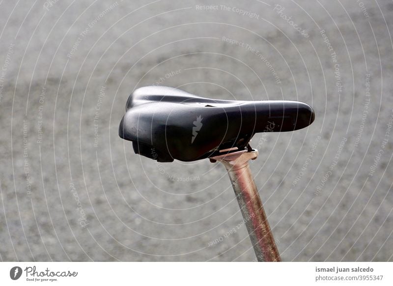 schwarzer Sitz auf dem Fahrrad auf der Straße, Verkehrsmittel Transport Fahrradfahren Radfahren Zyklus Objekt Sport Hobby Metall metallisch im Freien alt