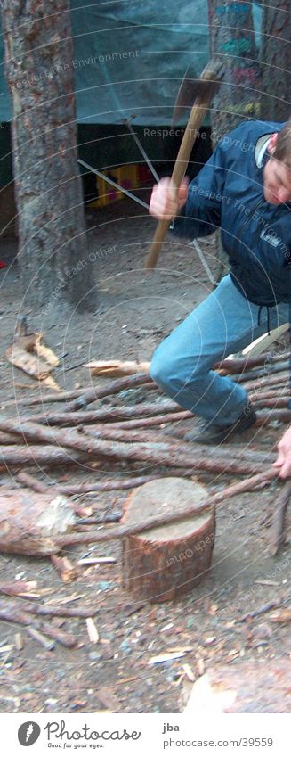 Holzhacker Zelt Baum Wald Schwung Mann Axt zerkleinern Lager Feuerstelle